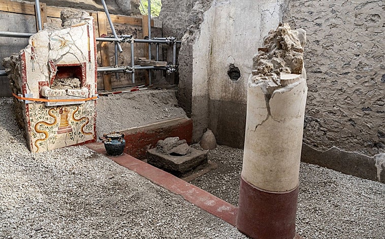 Imagen principal - Distintos aspectos de los hallazgos y las excavaciones