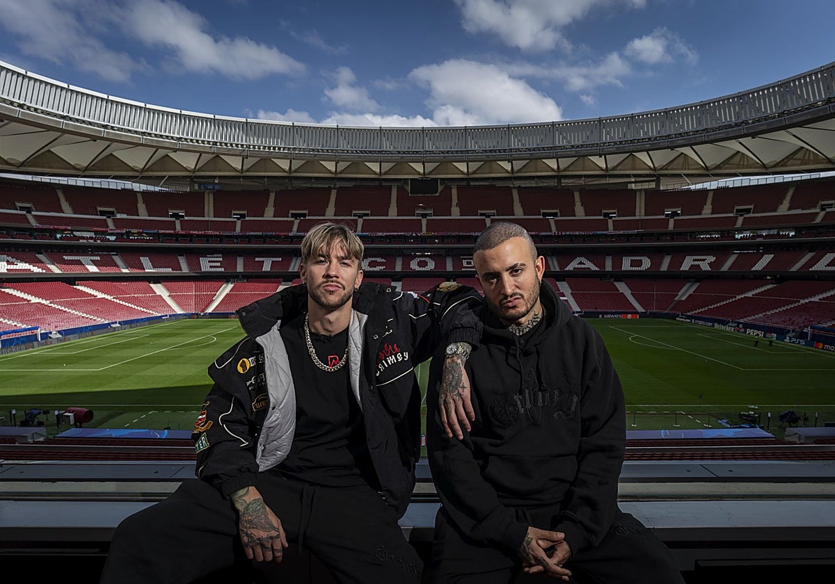 ABC con Natos (derecha) y Waor, en el estadio Metropolitano, donde el dúo marcará un hito de la historia del rap