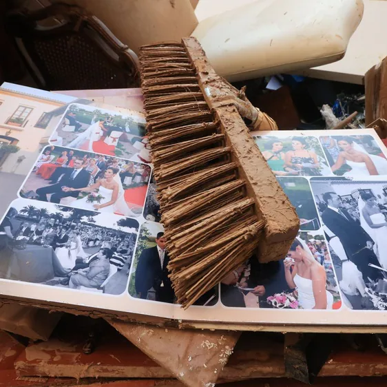 Un álbum fotográfico entre el barro en Catarroja