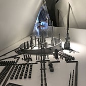 Imagen - Pequeñas piezas de hierro, de barro, en un montaje que invita a ser tocado, manipulado en sus muchos detalles como en su totalidad