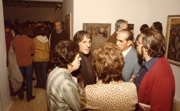 Imagen principal - De arriba abajo: En el otoño de 1980, Fúcares se trasladó a un espacio mayor, enfrente del que ocupó a sus inicios. En la fotografía se puede ver a José Ortega, artista con el que se reinauguró; aspecto de la exposición individual de Berrocal; e individual de José Guerrero enj los setenta 