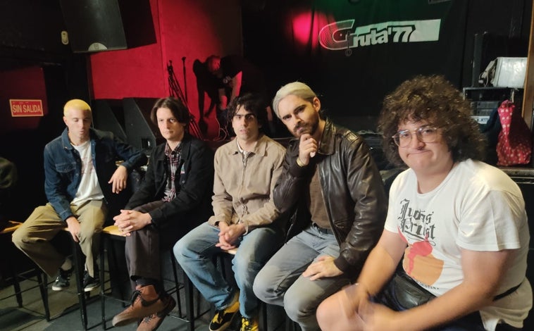 Imagen principal - Arriba: Miembros de Carolina Durante y Alcalá Norte, antes de arrancar su charla con alumnos de Ensaya Carabanchel en la sala Gruta77 // Izquierda: Diego Ibáñez en el primer concierto de presentación de 'Elige tu propia aventura' // Derecha: Martín Vallhonrat concentrándose antes de salir al escenario