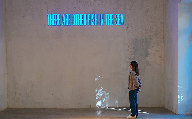 Imagen principal - De arriba abajo, el luminoso 'There Are Other Fish in the Sea'; 'Ten fliesStearing at Each Other' y 'As Close as We Get'