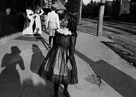 Imagen secundaria 1 - Arriba, Gabriele Münter pintando en el caballete al aire libre, Kochel, 1902. Fue retratada por Kandinsky. Sobre estas líneas, a la izquierda, 'Niña en una calle', fotografía tomada por Gabriele Münter en San Luis, Misuri, en 1900. A la derecha, 'Retrato de Marianne von Werefkin' (1909)