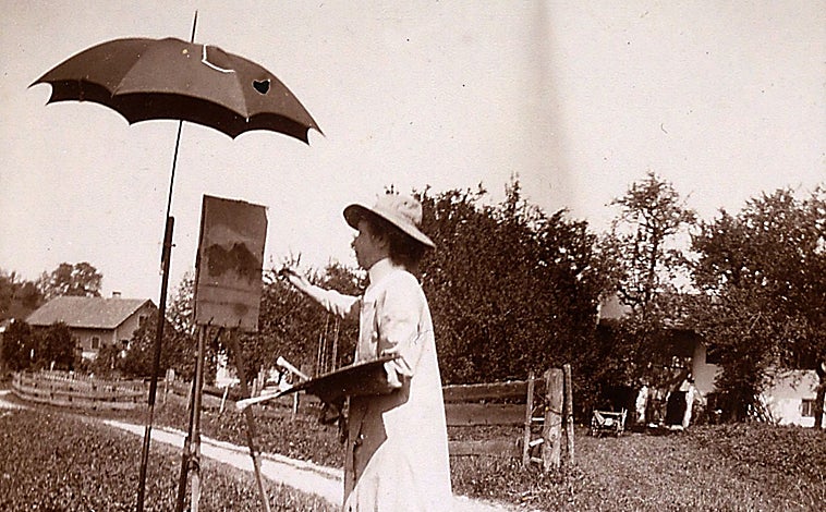 Imagen principal - Arriba, Gabriele Münter pintando en el caballete al aire libre, Kochel, 1902. Fue retratada por Kandinsky. Sobre estas líneas, a la izquierda, 'Niña en una calle', fotografía tomada por Gabriele Münter en San Luis, Misuri, en 1900. A la derecha, 'Retrato de Marianne von Werefkin' (1909)