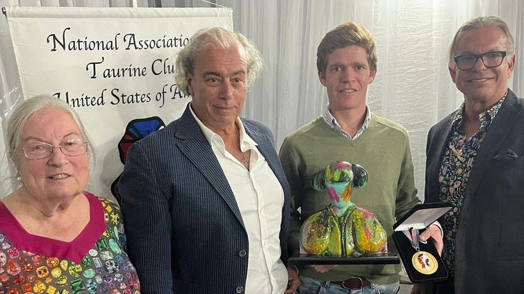 Borja Jiménez recibe el premio como triunfador de la feria de Latacunga