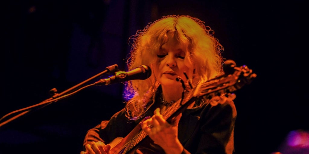 Jessica Pratt, halkın zirvesinde saf sihir