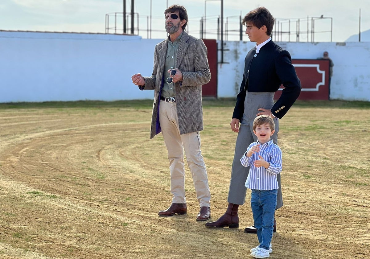 Juan José Padilla, Martín Morilla y el pequeño Manuel, este sábado en una finca de Morón de la Frontera