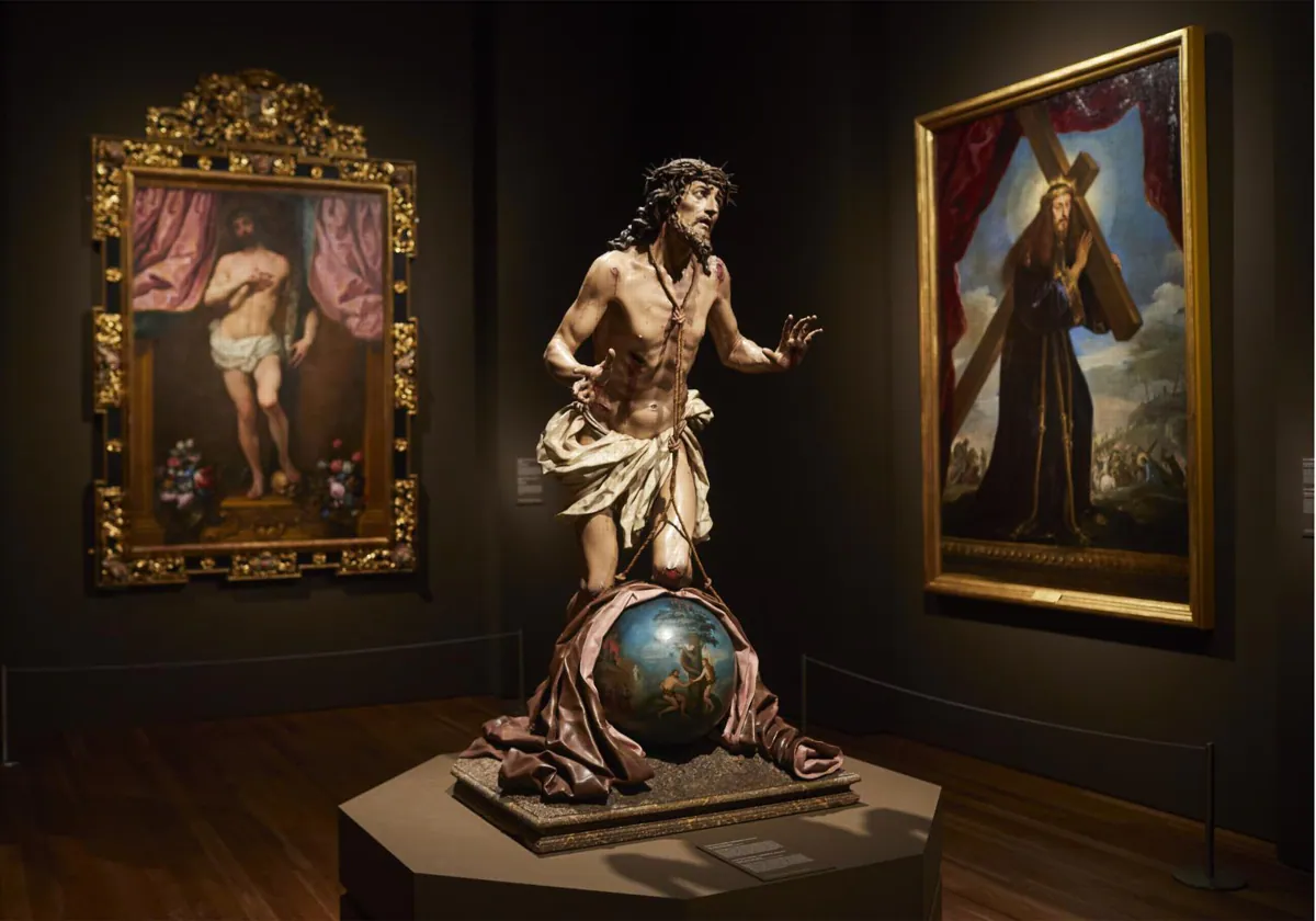 En el centro, 'Cristo del perdón', de Luis Salvador Carmona. A la izquierda, 'Cristo de la Victoria', de Sebastián Herrera Barnuevo. A la derecha, 'Cristo de Ocaña', de Luca Giordano