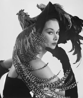 Imagen secundaria 2 - Arriba, 'Naomi Sims con mantón', Nueva York, ca. 1969. Sobre estas líneas, a la izquierda, Marlene Dietrich, Nueva York, 1948. A la derecha, 'Mujer con tocado de gallina (Lisa Fonssagrives-Penn)', Nueva York, 1949