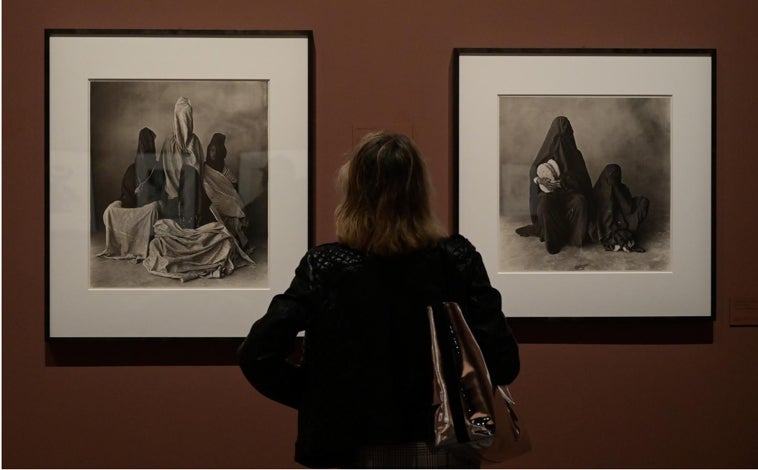 Imagen principal - Algunas de las imágenes de Irving Penn presentes en la exposición, que proceden de los fondos del Metropolitan Museum de Nueva York, que atesora la mayor colección del fotógrafo gracias a donaciones 