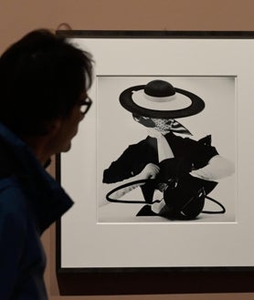Imagen secundaria 2 - Algunas de las imágenes de Irving Penn presentes en la exposición, que proceden de los fondos del Metropolitan Museum de Nueva York, que atesora la mayor colección del fotógrafo gracias a donaciones 