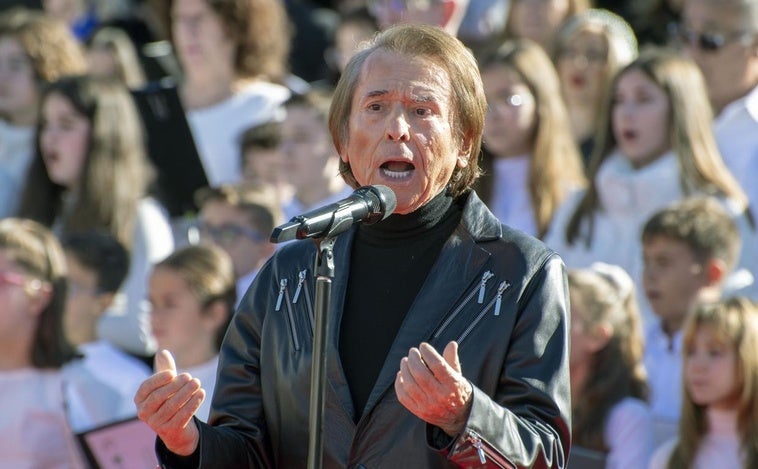 Raphael emociona a su Linares natal cantando el mítico 'Tamborilero' para dar la bienvenida a la Navidad
