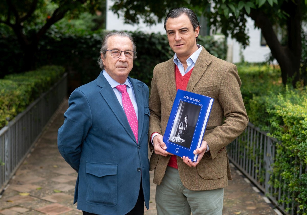 Agustín y Joaquín Arjona posan con un ejemplar de 'Aroma de Romero'