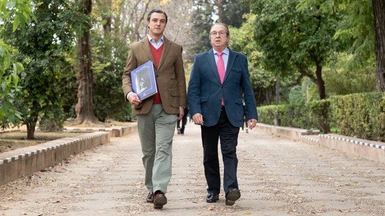 Joaquín and Joaquín Arjona walk through the Murillo Gardens with a copy of 'Aroma de Romero'