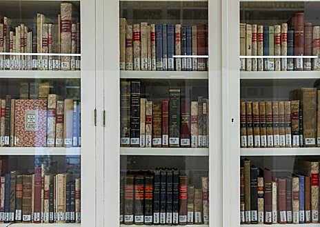 Imagen secundaria 1 - De arriba abajo: ejemplares de la colección de la revista, la biblioteca personal del filósofo y el primer número de 'Revista de Occidente'