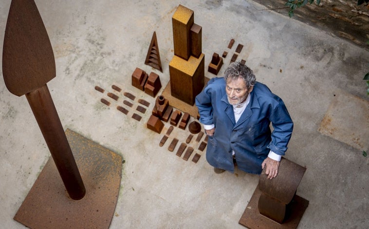 Imagen principal - En las imágenes, Miquel Navarrojo junto a algunas de sus obras. Debajo, sus herramientos y detalle de una de sus esculturas