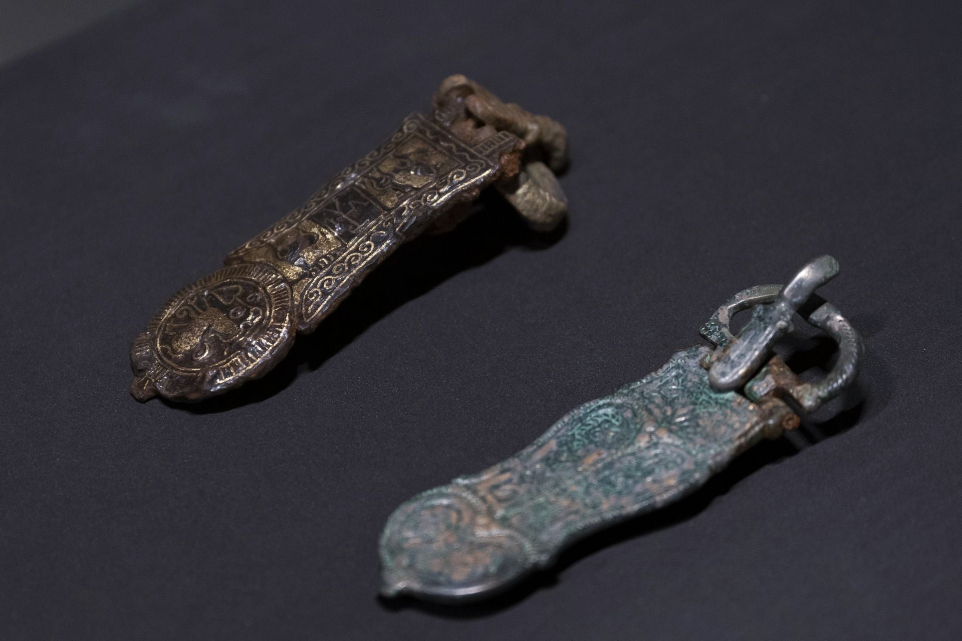 Broches de cinturón hallados en la cueva de La Garma