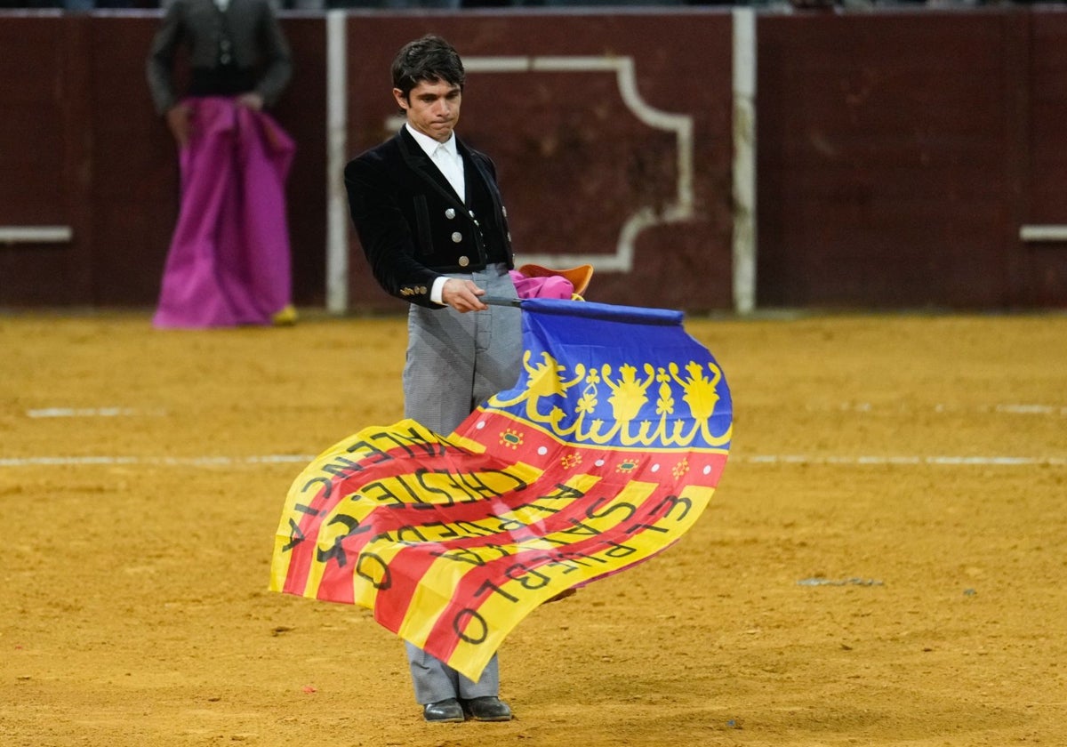 Sebastián Castella paseó una bandera valenciana en su vuelta al ruedo de este domingo en Vistalegre