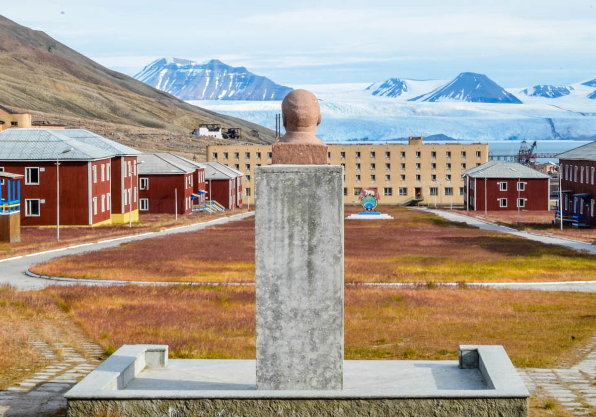 Aspecto actual de Pyramiden, rodeado de nieves perpetuas