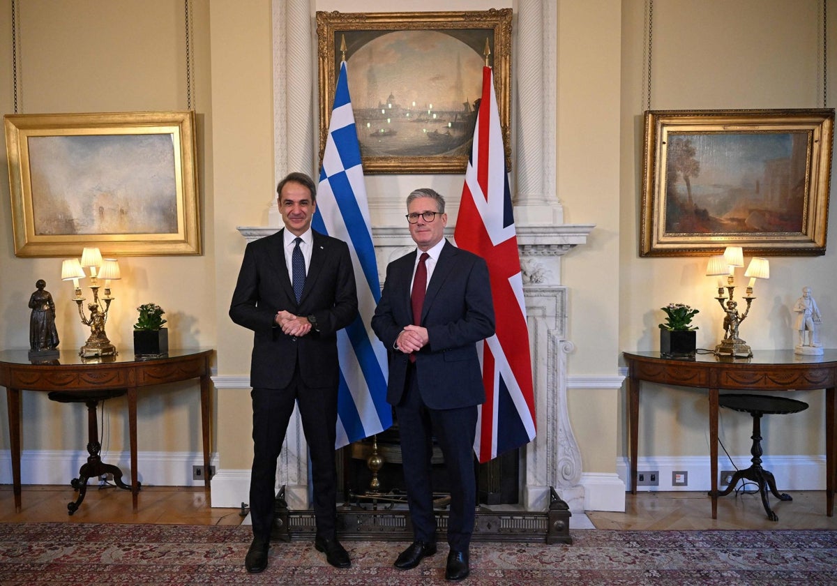 Kyriakos Mitsotakis y Keir Starmer en Downing Street