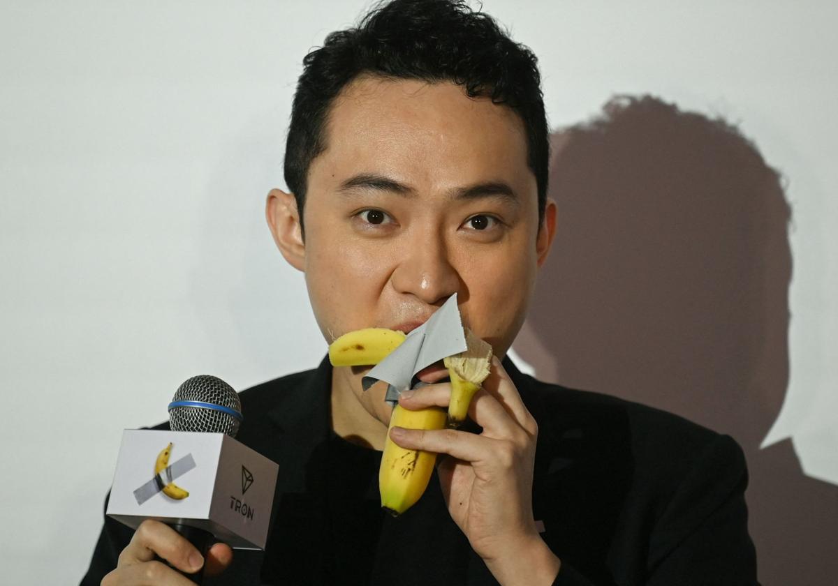 Justin Sun devoró la fruta delante de decenas de periodistas e 'influencers'