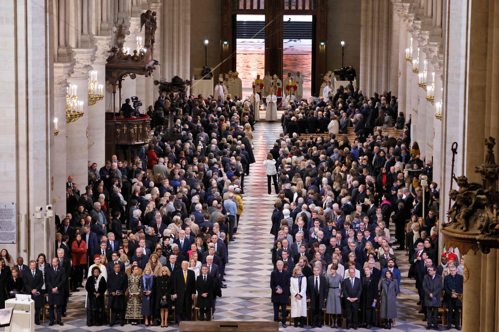 Personalidades en el interior de Notre Dame