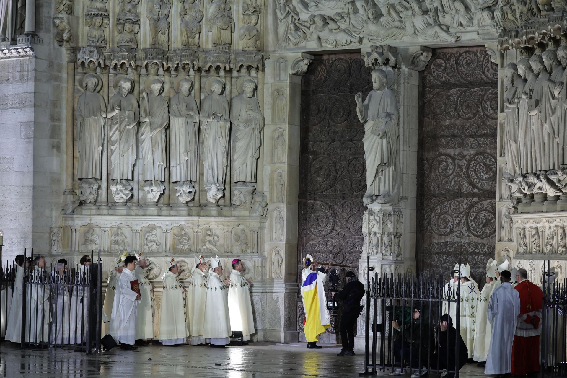 El arzobispo de París, Laurent Ulrich, abre las puertas de Notre Dame