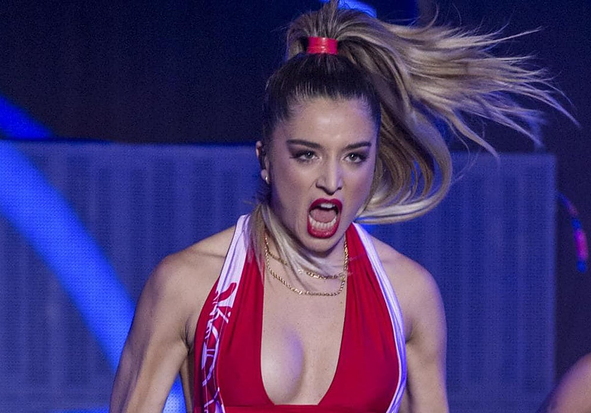 Lola Índigo durante un concierto