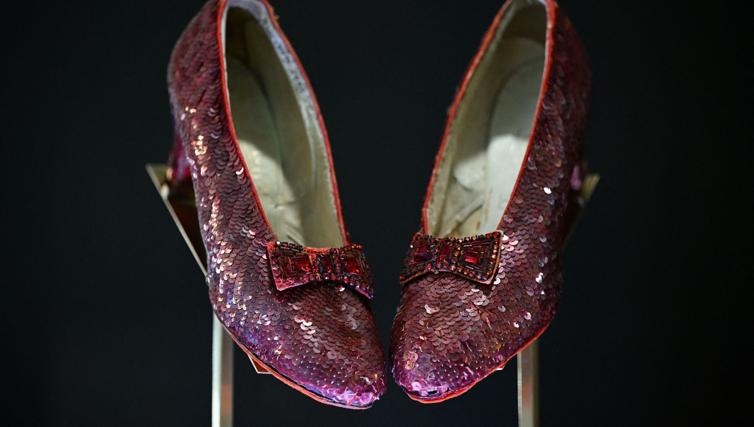 Los zapatos poco antes de ser subastados