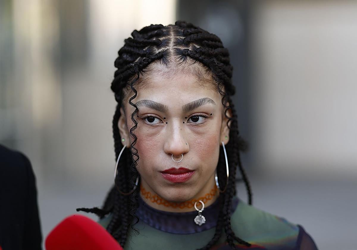 La becaria que denunció a Nacho Cano declara como investigada por amenazas a su equipo.