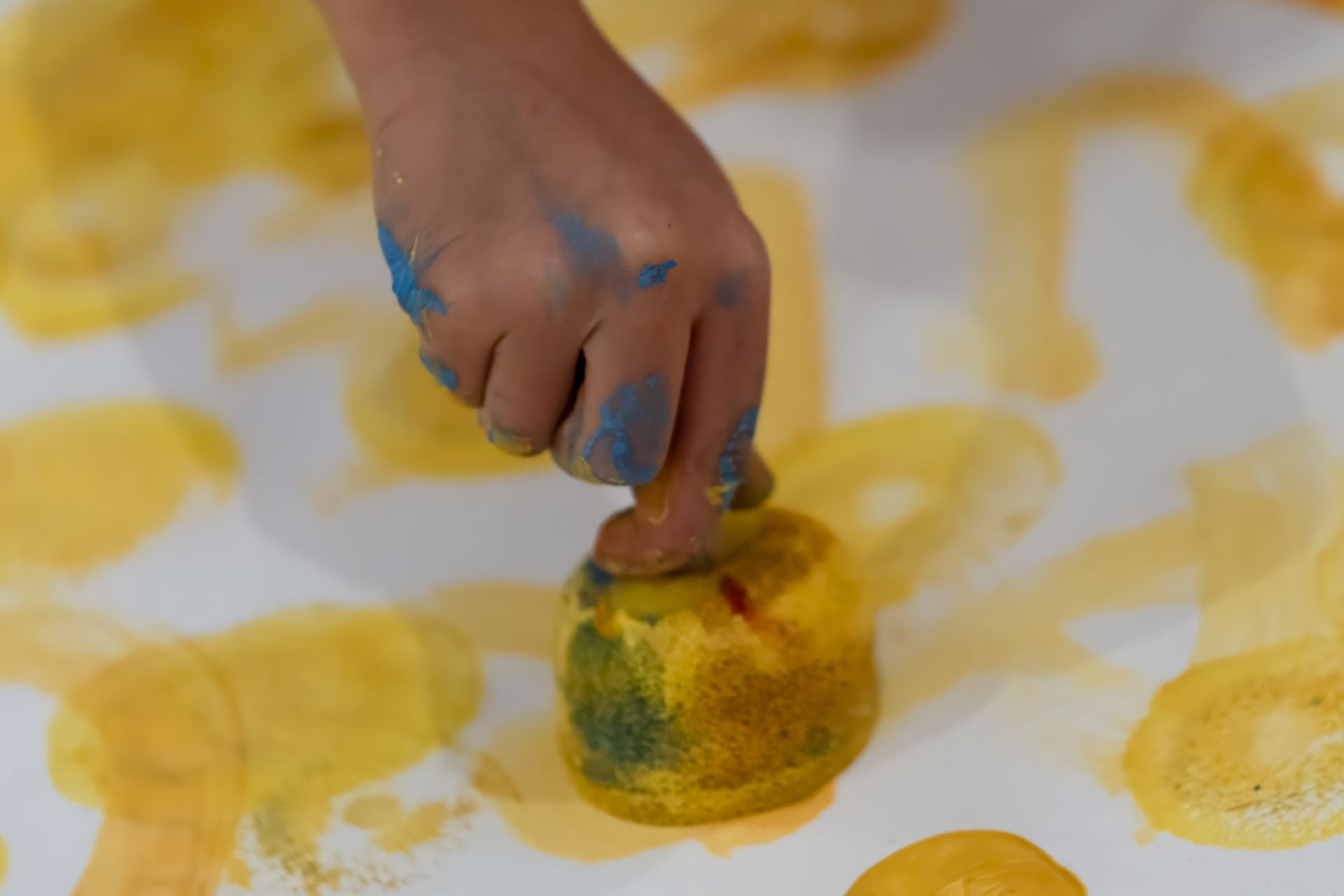 Imagen secundaria 1 - Tullet y varios niños creando 'Una expo imprevista'