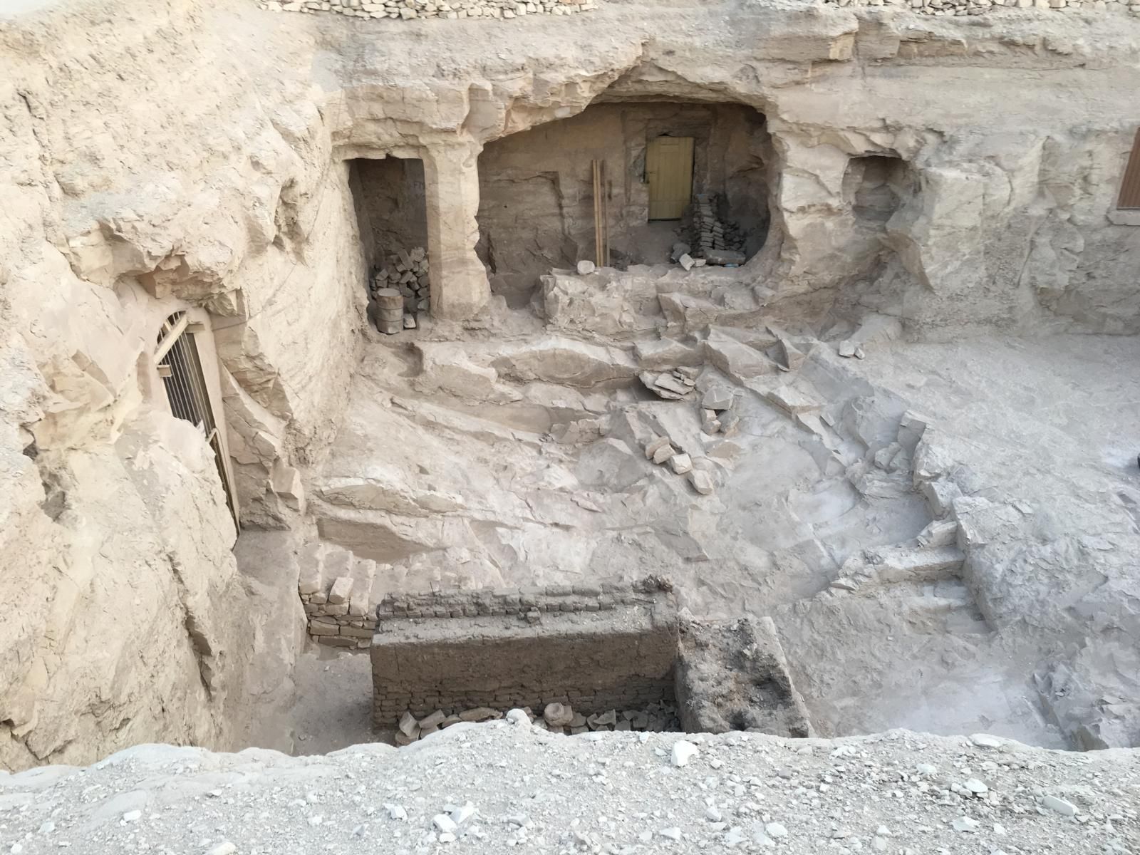 Imagen secundaria 1 - Plano con las cámaras incorporadas, entrada a la tumba desde el patio del yacimiento. A la derecha, interior de la cámara 12