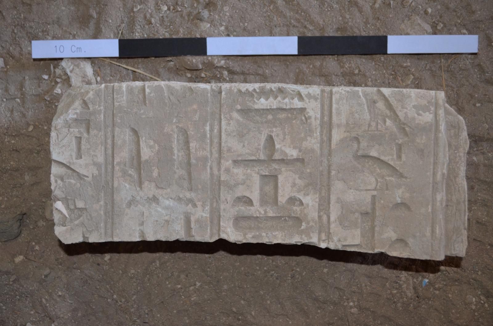 Imagen principal - Dos de las piezas extraídas de la tumba de Pemu y una pared decorada de la misma sepultura