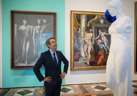 Koons, ante una de sus obras en La Alhambra