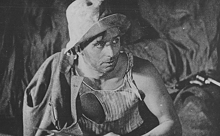 Imagen principal - De arriba abajo, aparición de Ernst como actor en 'La edad de Oro' de Buñuel; 'En las antípodas del paisaje', de 1936; y cartel de 'Un perro andaluz'