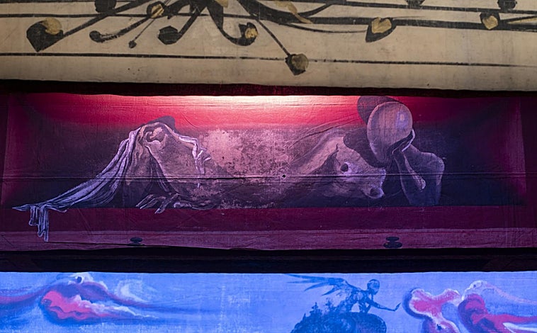Imagen principal - Arriba, detalle del telón de Dalí para el ballet 'Bacchanale'. Sobre estas líneas, a la izquierda, dos detalles más del telón. A la derecha, firma (Gala/S Dalí), rematada con una corona, en la parte trasera