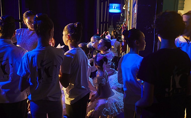 Imagen principal - Los alumnos ensayan por última vez en el escenario antes de la función. Arriba, algunos pequeños bailarines observan a sus compañeros entre bambalinas. Derecha, un momento durante la batalla entre el Cascanueces y el rey de los ratones. Izquierda, Alana González ensaya un fragmento del primer acto junto a su cascanueces
