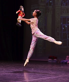Imagen secundaria 2 - Los alumnos ensayan por última vez en el escenario antes de la función. Arriba, algunos pequeños bailarines observan a sus compañeros entre bambalinas. Derecha, un momento durante la batalla entre el Cascanueces y el rey de los ratones. Izquierda, Alana González ensaya un fragmento del primer acto junto a su cascanueces