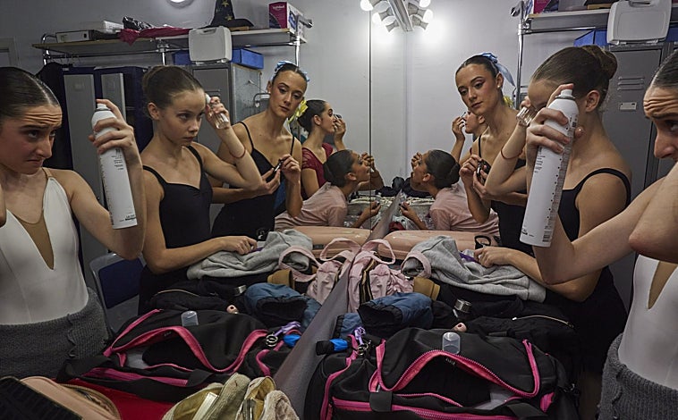 Imagen principal - Arriba, las alumnas de Jacballet se preparan para la función. Derecha, la alumna Alana González última los detalles junto a José Antonio Checa