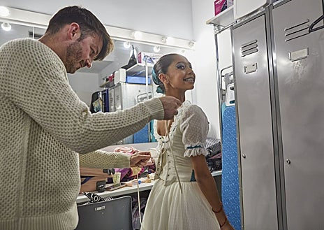 Imagen secundaria 1 - Arriba, las alumnas de Jacballet se preparan para la función. Derecha, la alumna Alana González última los detalles junto a José Antonio Checa