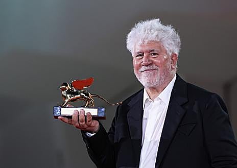 Imagen secundaria 1 - Albert Serra con la Concha de oro por 'Tardes de soledad'; Pedro Almodóvar con el León de oro de Venecia. Karla Sofía Gascón, mejor actriz de Cannes