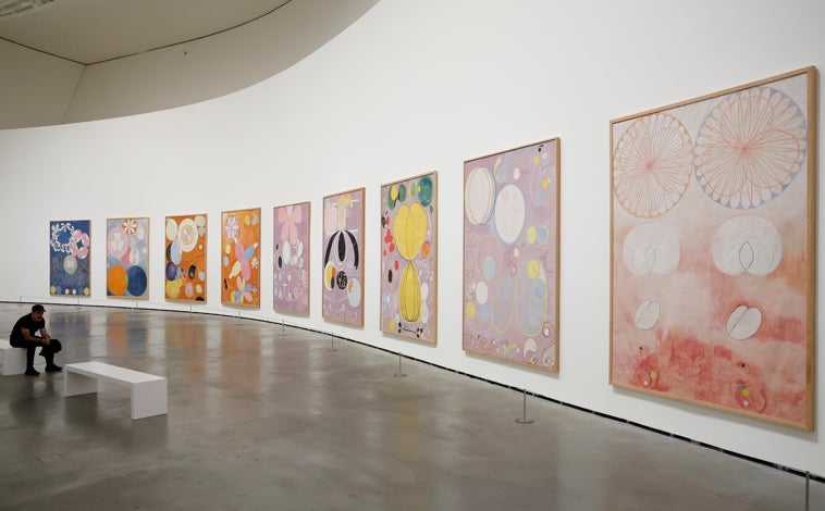 Imagen principal - De arriba abajo, detalle de la muestra de Hilma af Klint en el Guggenheim; del diálogo e koons y Picasso en La Alhambra; y obra de Carlos Bunga en Manifesta 