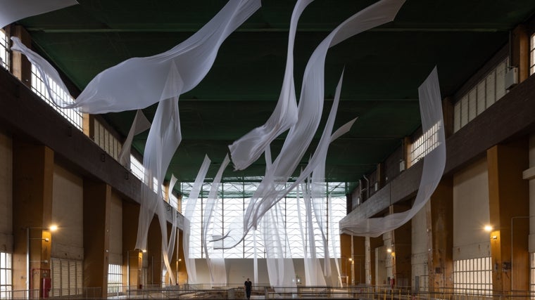 'Prehension' (2024), de Asad Raza, en Las Tres Chimeneas (Sant Adrià de Besòs)