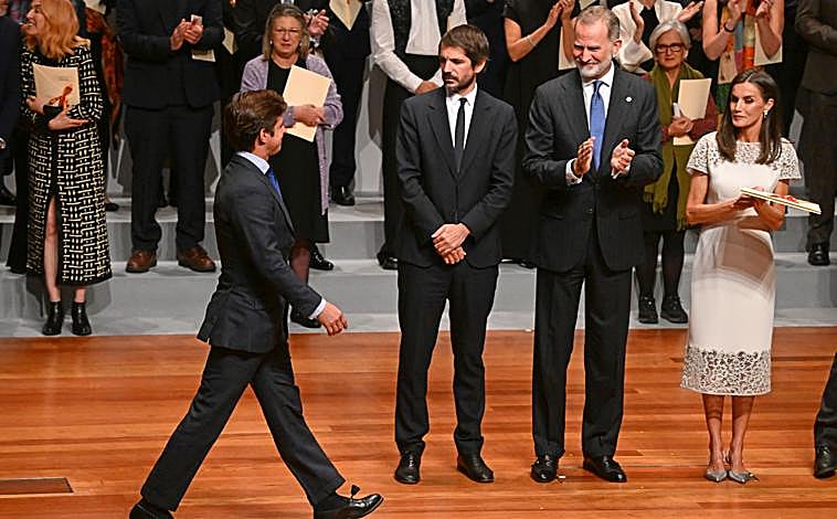 Imagen principal - De arriba abajo: Urtasun le niega el aplauso a El Juli; secado de ejemplares mojados en la BNE; saludo con Almodóvar