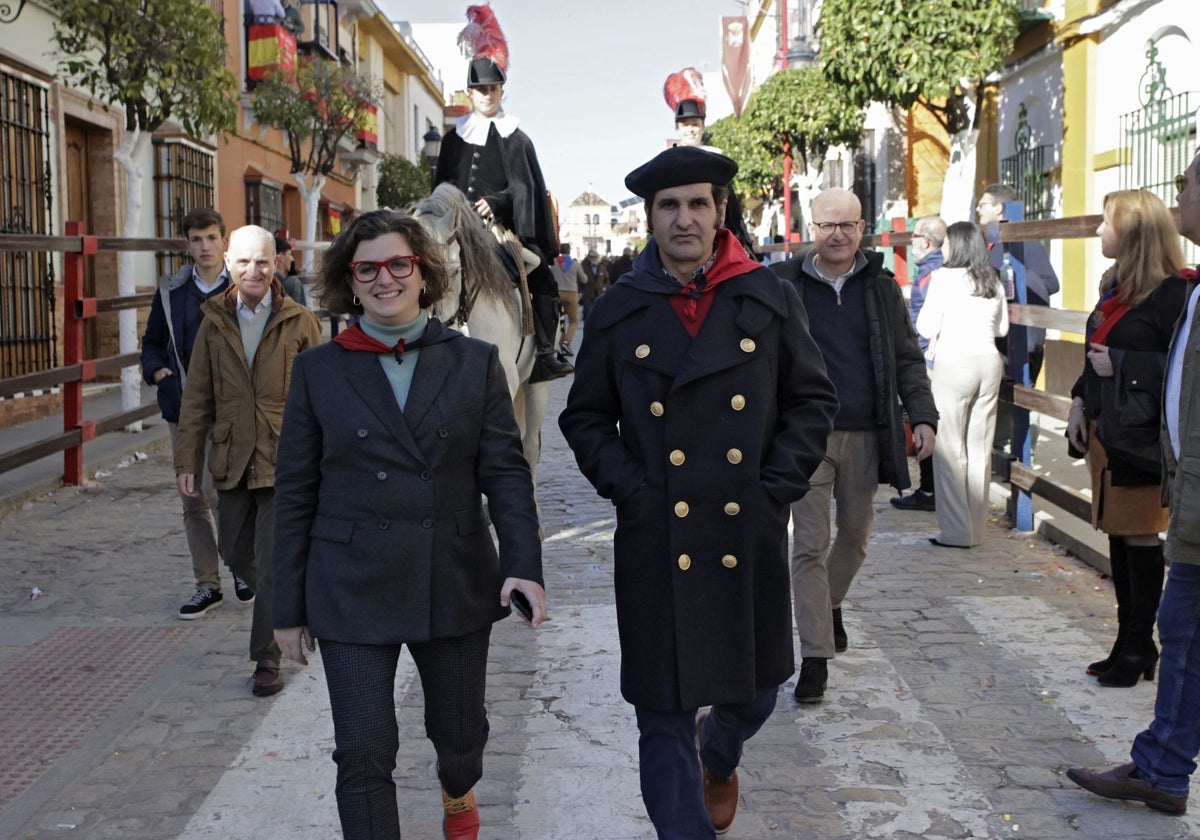 La alcaldesa de La Puebla del Río, María Dolores Prósper, junto a Morante en el encierro