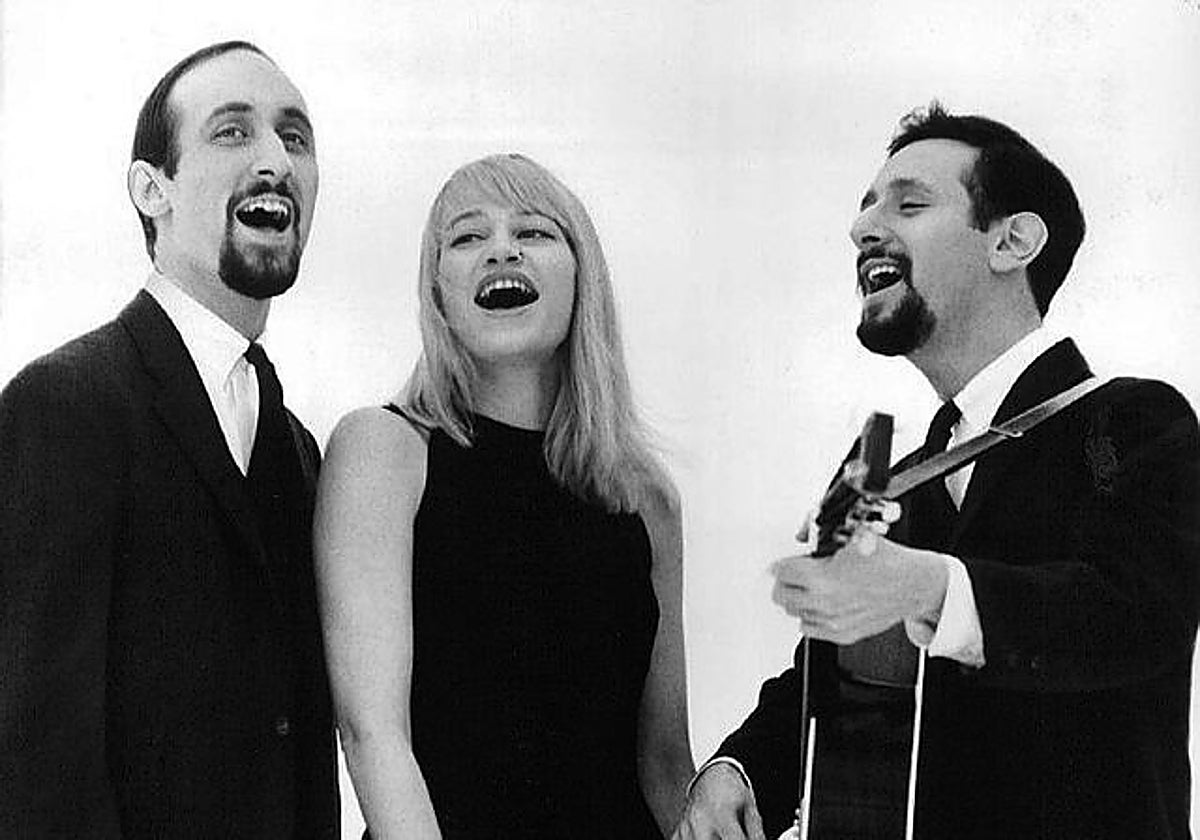 Peter Yarrow (derecha), junto a Mary Travers y Paul Stookey