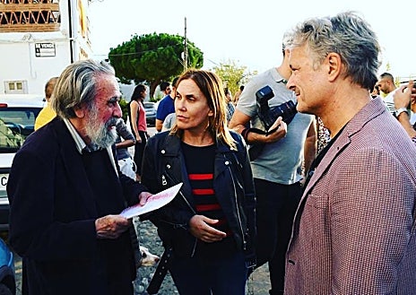 Imagen secundaria 1 - De arriba abajo, los galeristas en 2001 en la inauguración de Eugenio Merino; Ruiz y Parra con Valcárcel Medina; y la galerista con Paco Jarauta en la inauguración de T-20