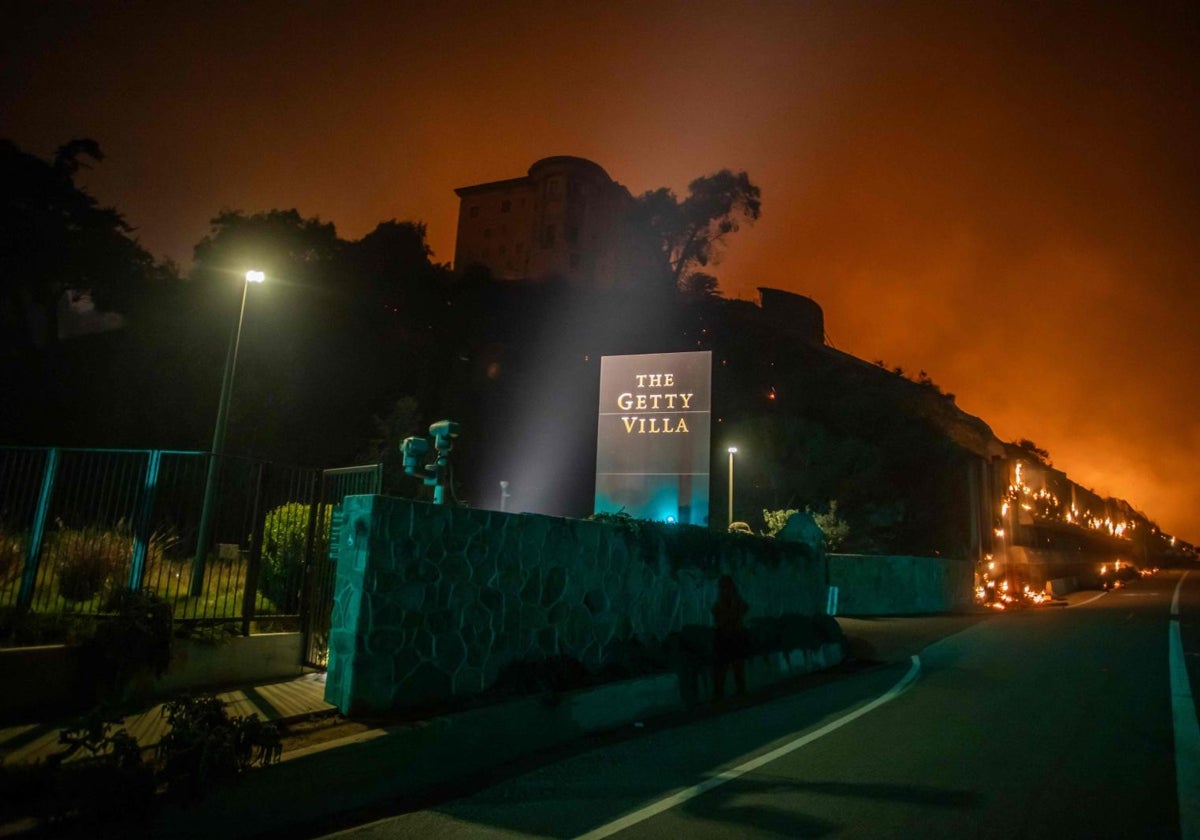 Las llamas, a las puertas de la Villa Getty