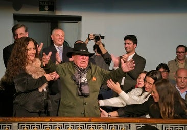 Antonio Peña Otero, El Cuchara, se levanta emocionado para recibir la ovación del público